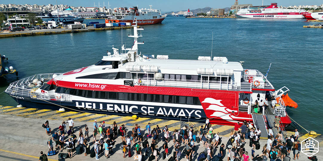Die Hochgeschwindigkeitsfähre FlyingCat 5 von Hellenic Seaways im Hafen von Piräus